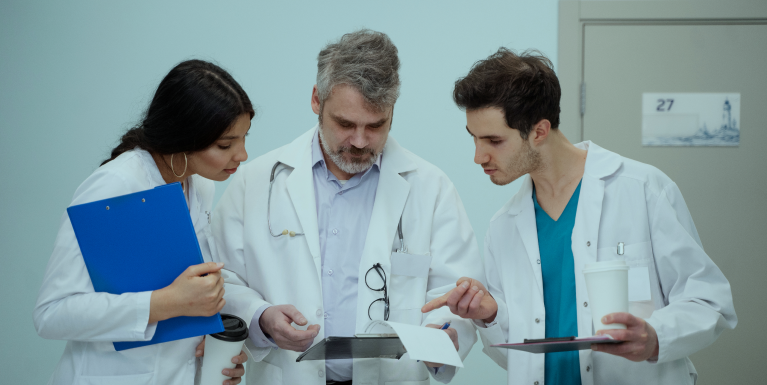 Médicos conversando
